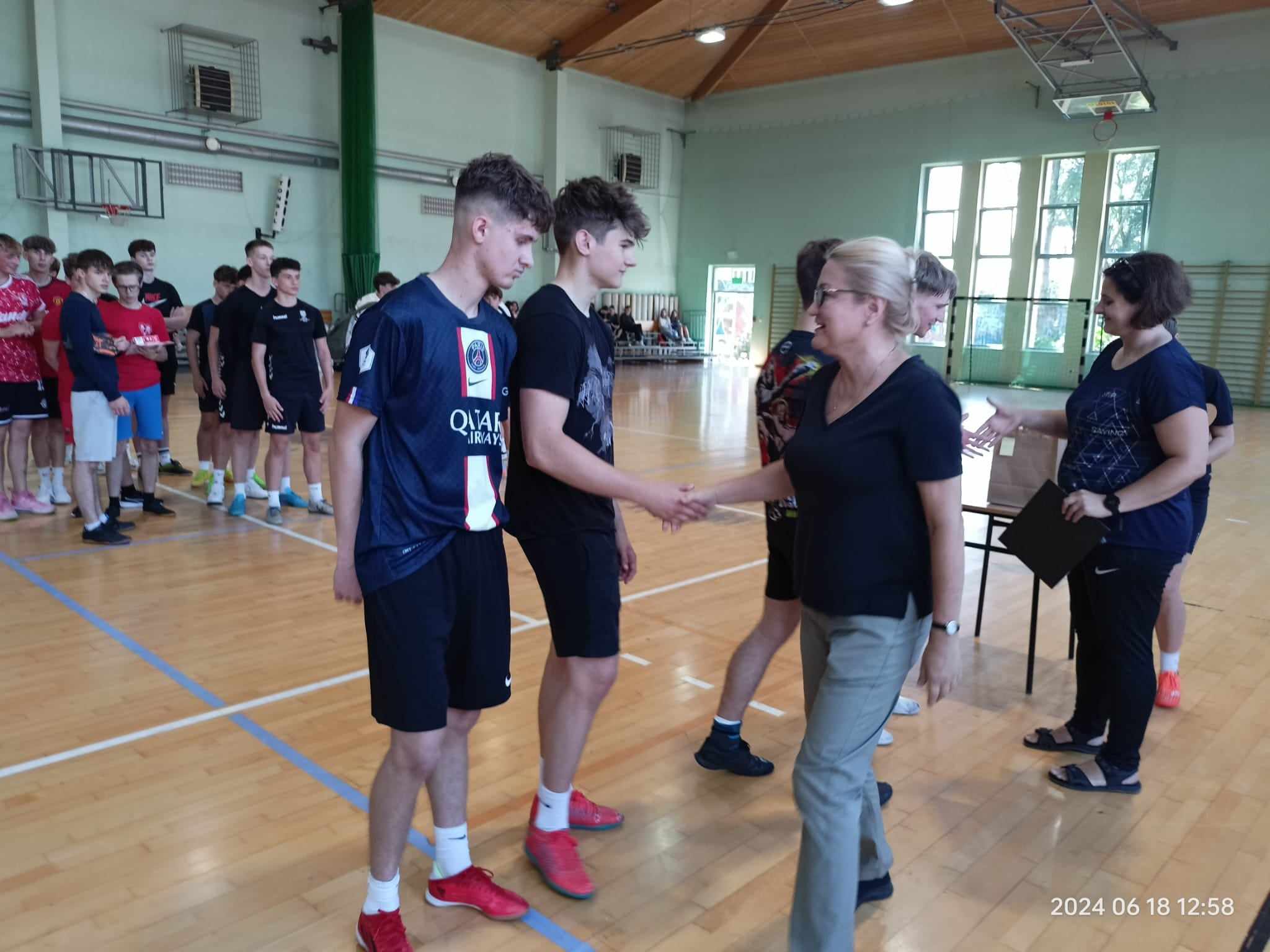 Zdjęcie Halowa 06-2024 2 (15)3b1c73d4-dc80-4cfb-bdf7-fa3b019d3a1c.jpg w galerii II Turniej Piłki Nożnej Halowej o Puchar Przechodni II LO